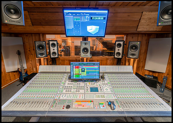 Audio mixing console